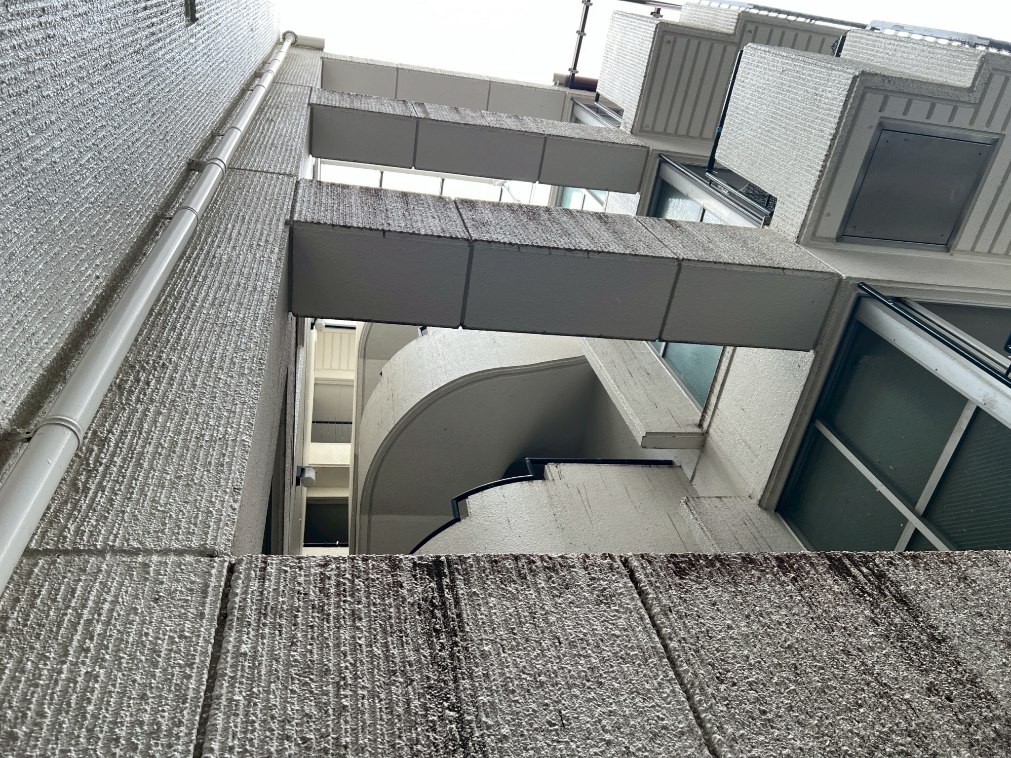 大阪府摂津市にてビルの鳩被害対策の施工前写真