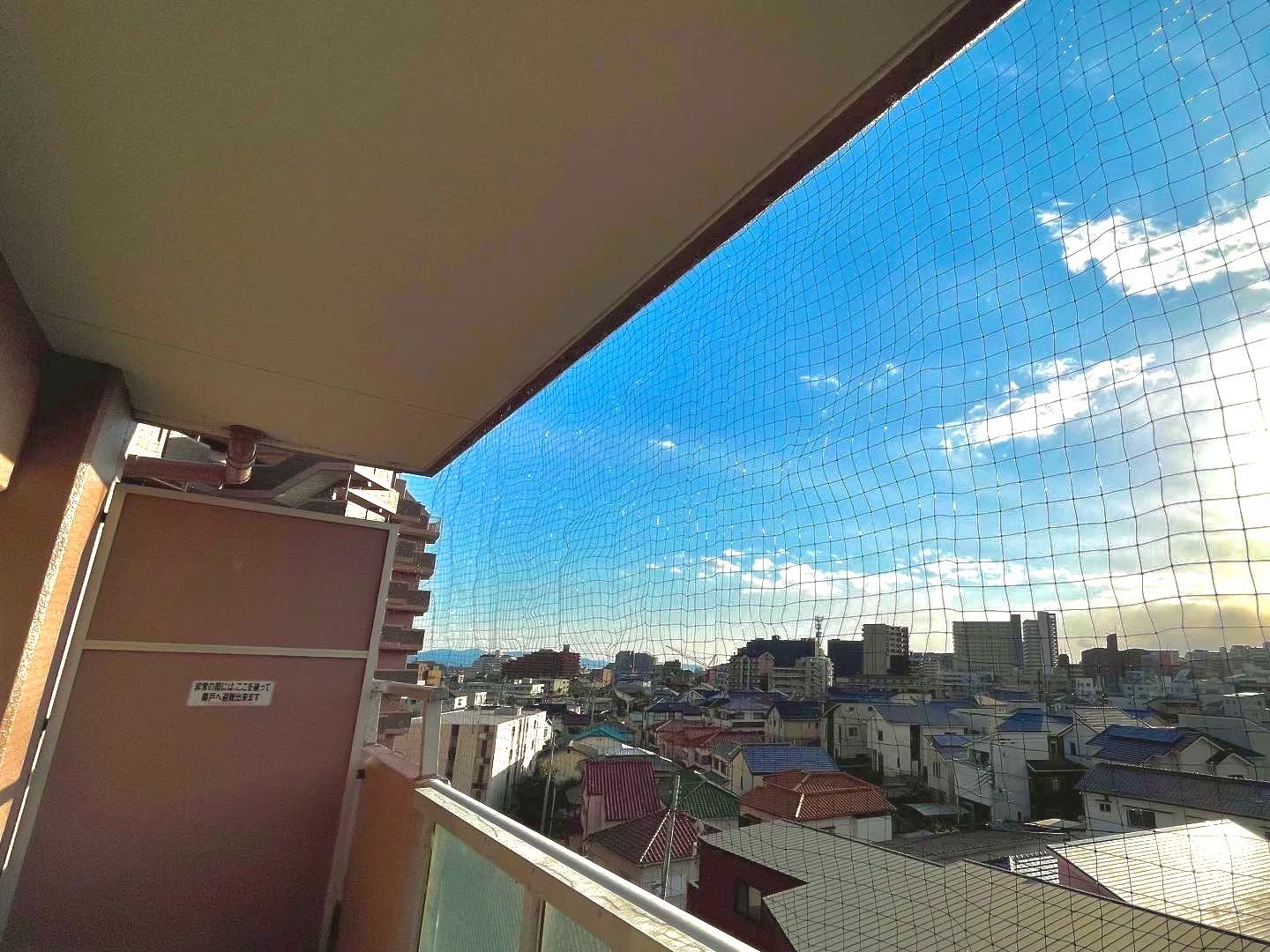 兵庫県神戸市のマンションにて鳩よけネット設置工事の施工前写真