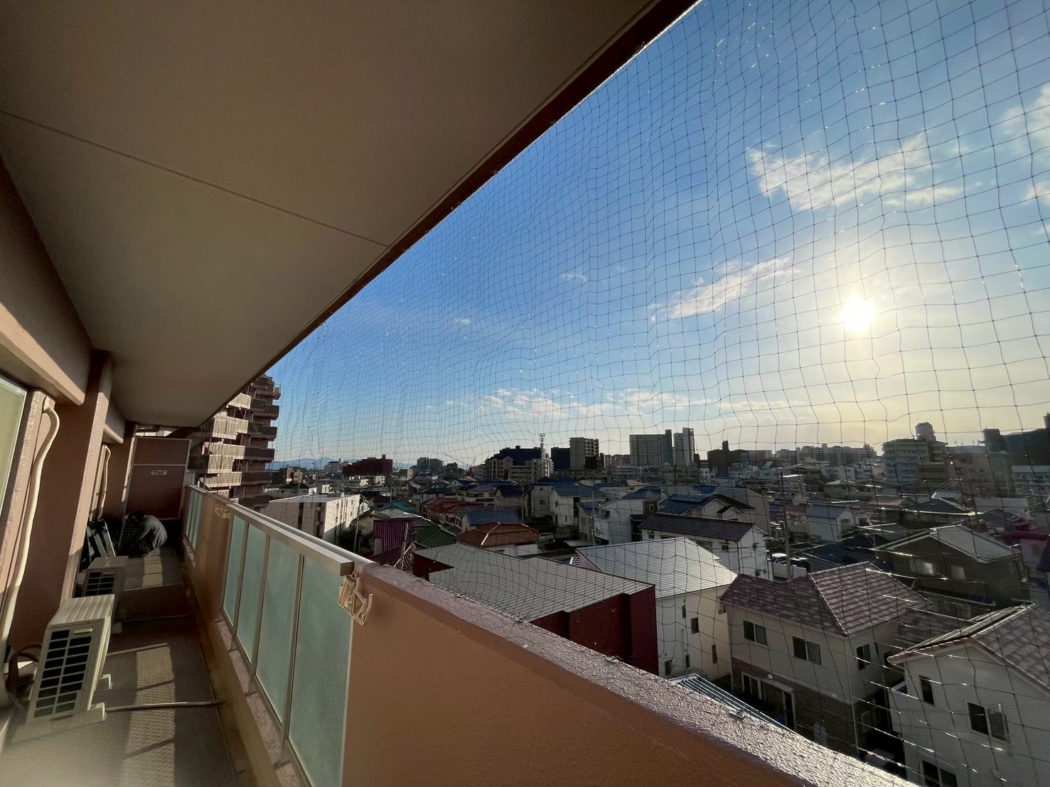 兵庫県神戸市のマンションにて鳩よけネット設置工事の施工後写真