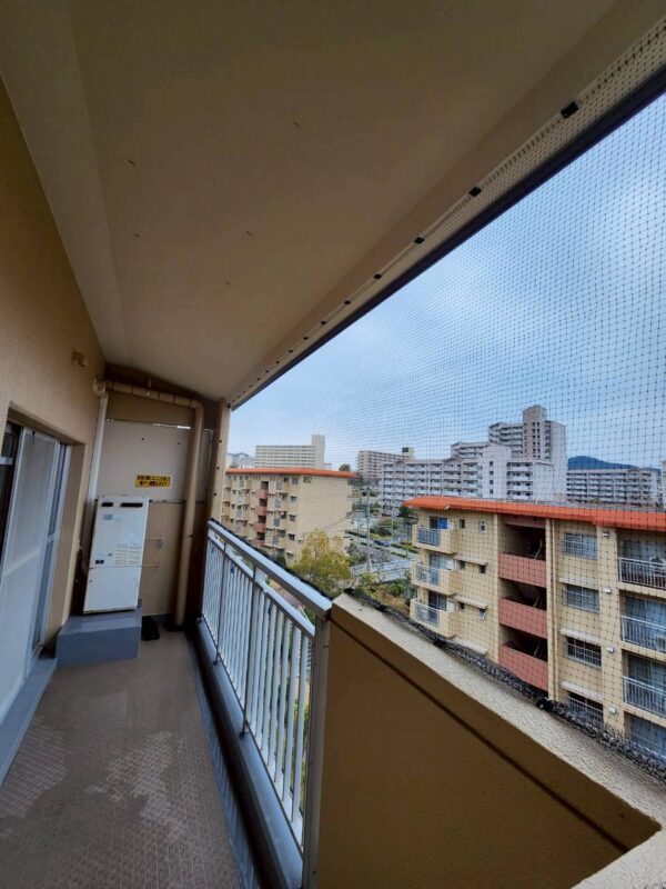 足立区のマンションにて鳩よけネット設置工事の施工後写真