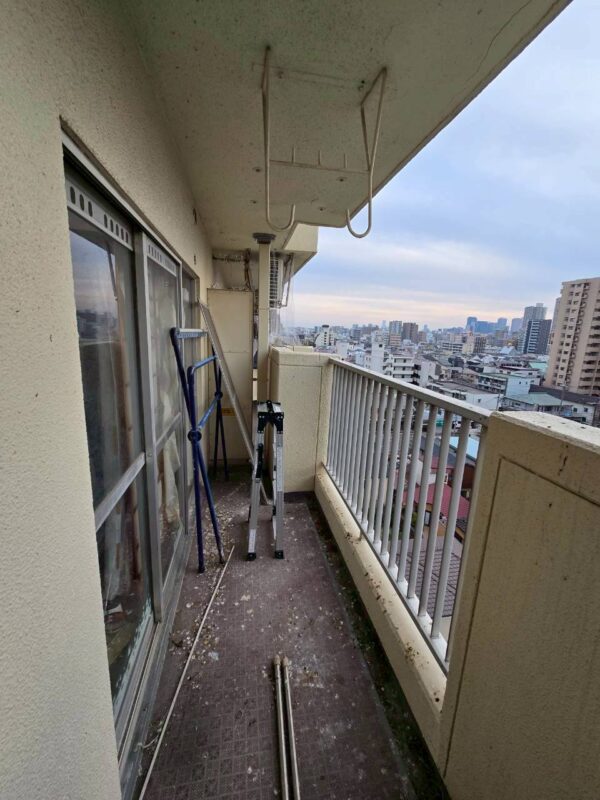 足立区のマンションにて鳩よけネット設置工事の施工前写真